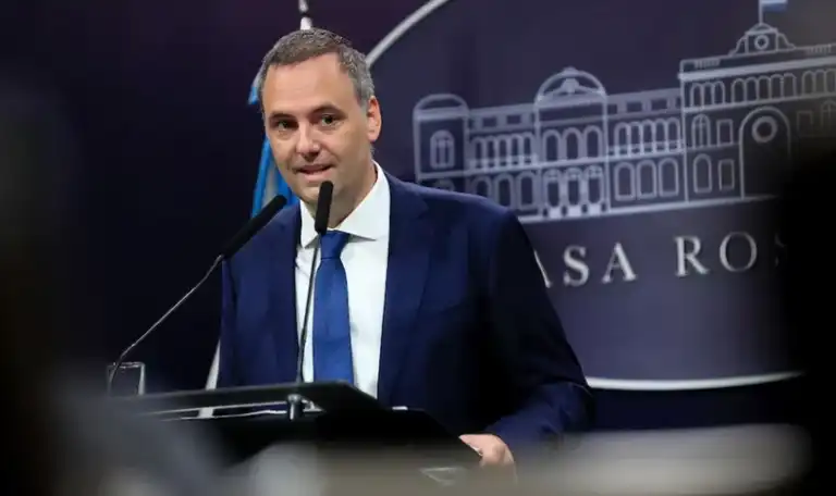 El Gobierno anunció la disolución de Vialidad Nacional y la concesión de 9.120 kilómetros de rutas El Gobierno anunció la disolución de Vialidad Nacional y la concesión de 9.120 kilómetros de rutas imagen-50