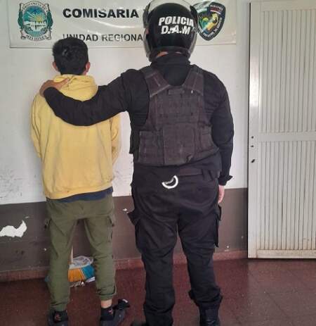 Posadas: Intentó atacar a su ex pareja con un arma blanca, agredió a la Policía pero terminó detenido Posadas: Intentó atacar a su ex pareja con un arma blanca, agredió a la Policía pero terminó detenido imagen-10
