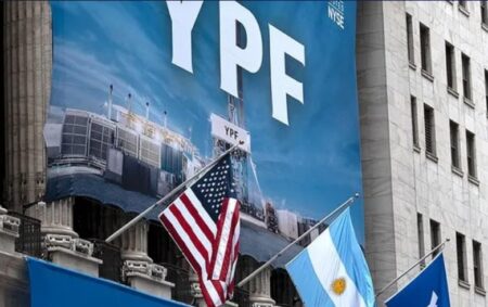 Juicio por YPF: la jueza Preska le ordenó a la Argentina entregar chats y mails de Luis Caputo y Sergio Massa imagen-10