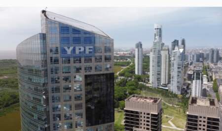 Milei se reúne con sus ministros para analizar el fallo de la justicia de EEUU por la expropiación de YPF imagen-4