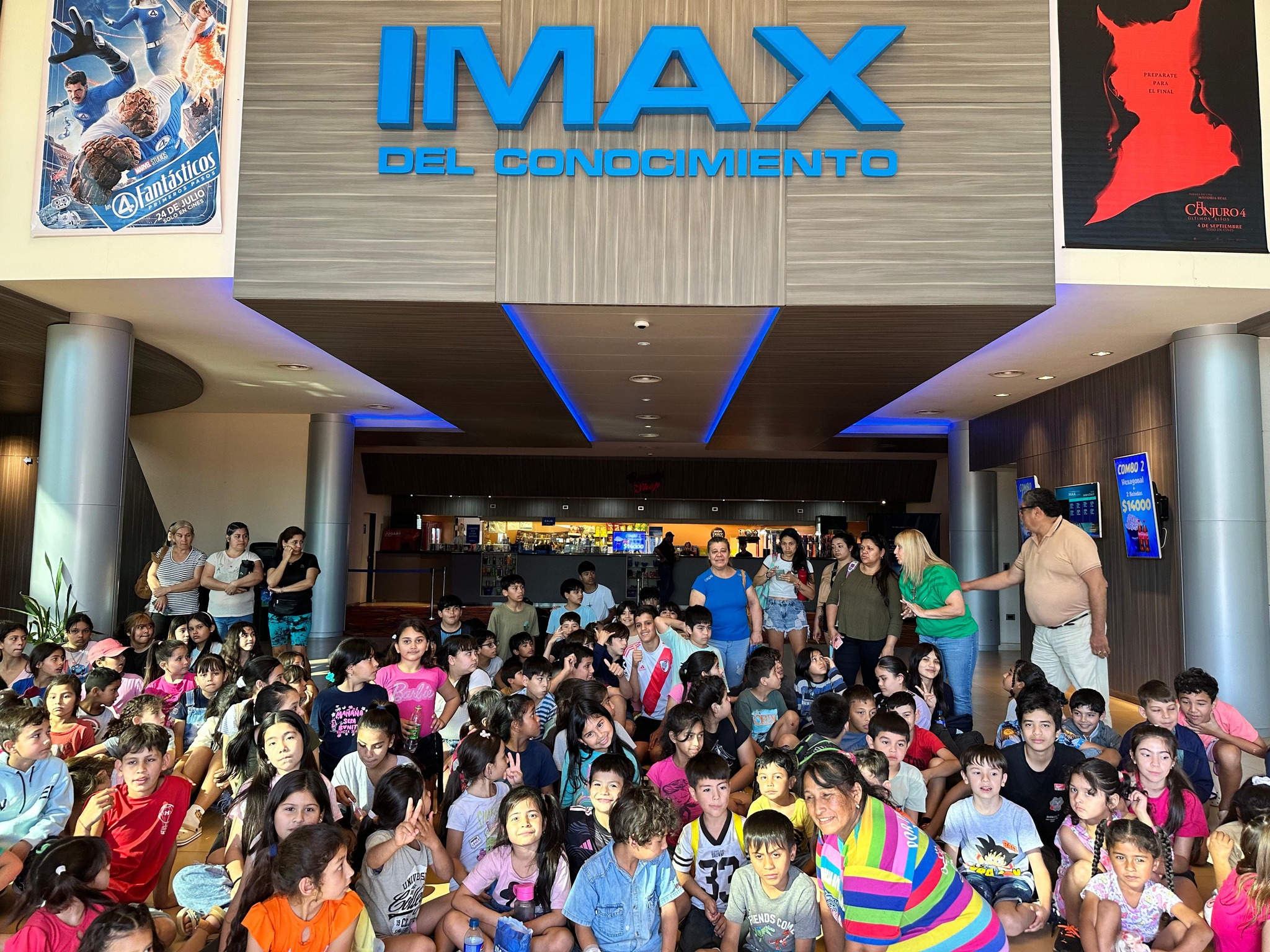 Cientos de niños disfrutaron de una función de cine en el IMAX Cientos de niños disfrutaron de una función de cine en el IMAX imagen-1