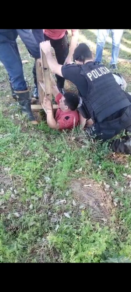 Bomberos de la Policía rescataron a un niño que cayó en un pozo abandonado de 8 metros Bomberos de la Policía rescataron a un niño que cayó en un pozo abandonado de 8 metros imagen-4