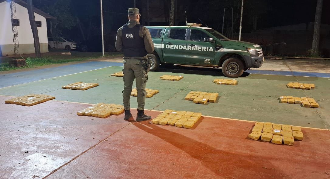 Gendarmes evitan la descarga en la costa misionera de 300 kilos de marihuana desde una embarcación 3 Gendarmes evitan la descarga en la costa misionera de 300 kilos de marihuana desde una embarcación imagen-2