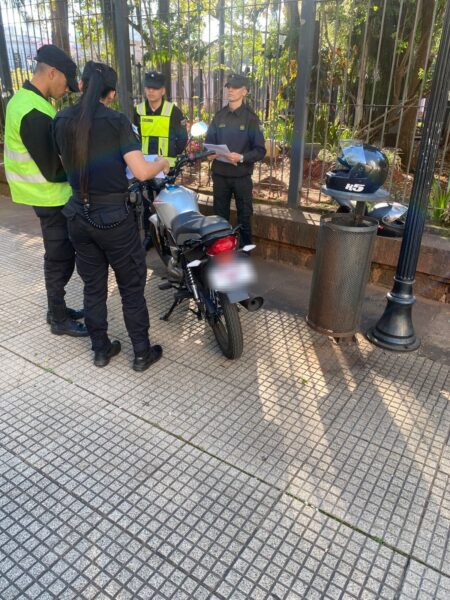 Pensó que nadie lo veía: Cámaras del 911 lo detectaron circulando en moto dentro de una plaza y fue detenido Pensó que nadie lo veía: Cámaras del 911 lo detectaron circulando en moto dentro de una plaza y fue detenido imagen-3