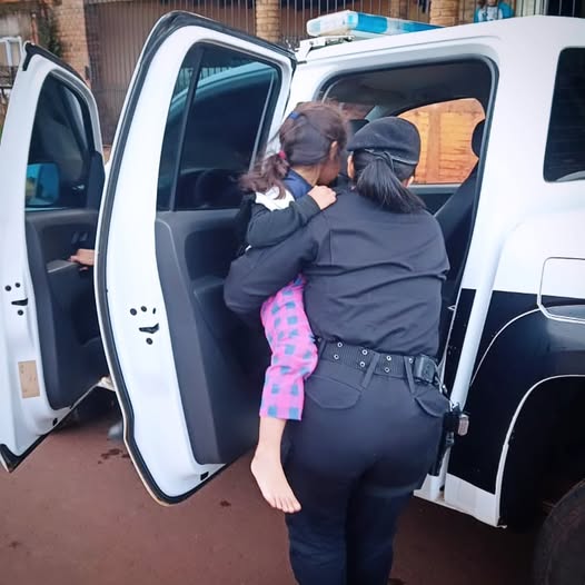 Una nena de 4 años apareció sola en la calle en Apóstoles y la Policía logró ubicar a su madre en pocas horas Una nena de 4 años apareció sola en la calle en Apóstoles y la Policía logró ubicar a su madre en pocas horas imagen-1