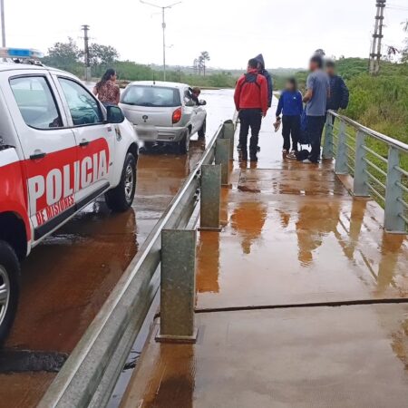 Pusieron a resguardo a dos adolescentes que habían sido arrastrados por un arroyo en Itaembé Guazú Pusieron a resguardo a dos adolescentes que habían sido arrastrados por un arroyo en Itaembé Guazú imagen-6