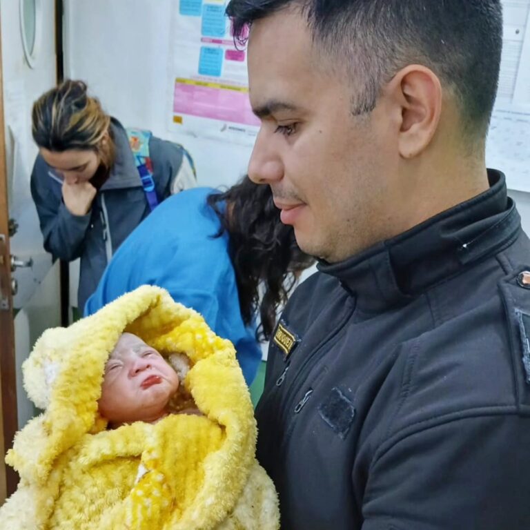 Policías ayudaron a una mujer a dar a luz en el patrullero Policías ayudaron a una mujer a dar a luz en el patrullero imagen-25