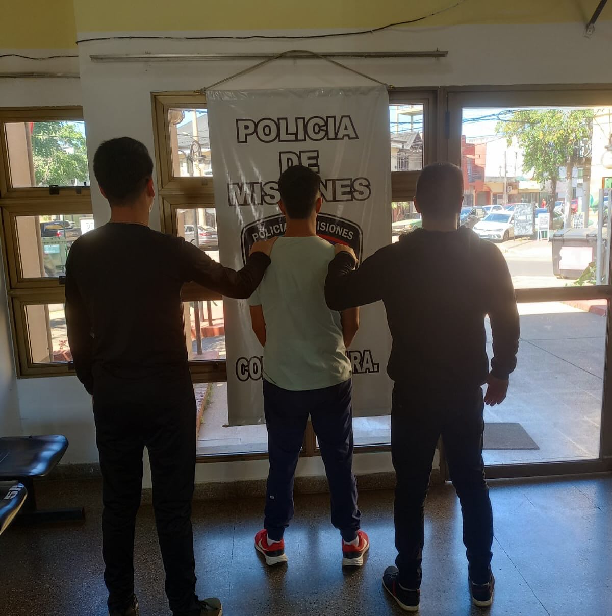 Arrestaron a dos hermanos por un robo modalidad “golpe del distraído” en Posadas 5 Arrestaron a dos hermanos por un robo modalidad “golpe del distraído” en Posadas imagen-4
