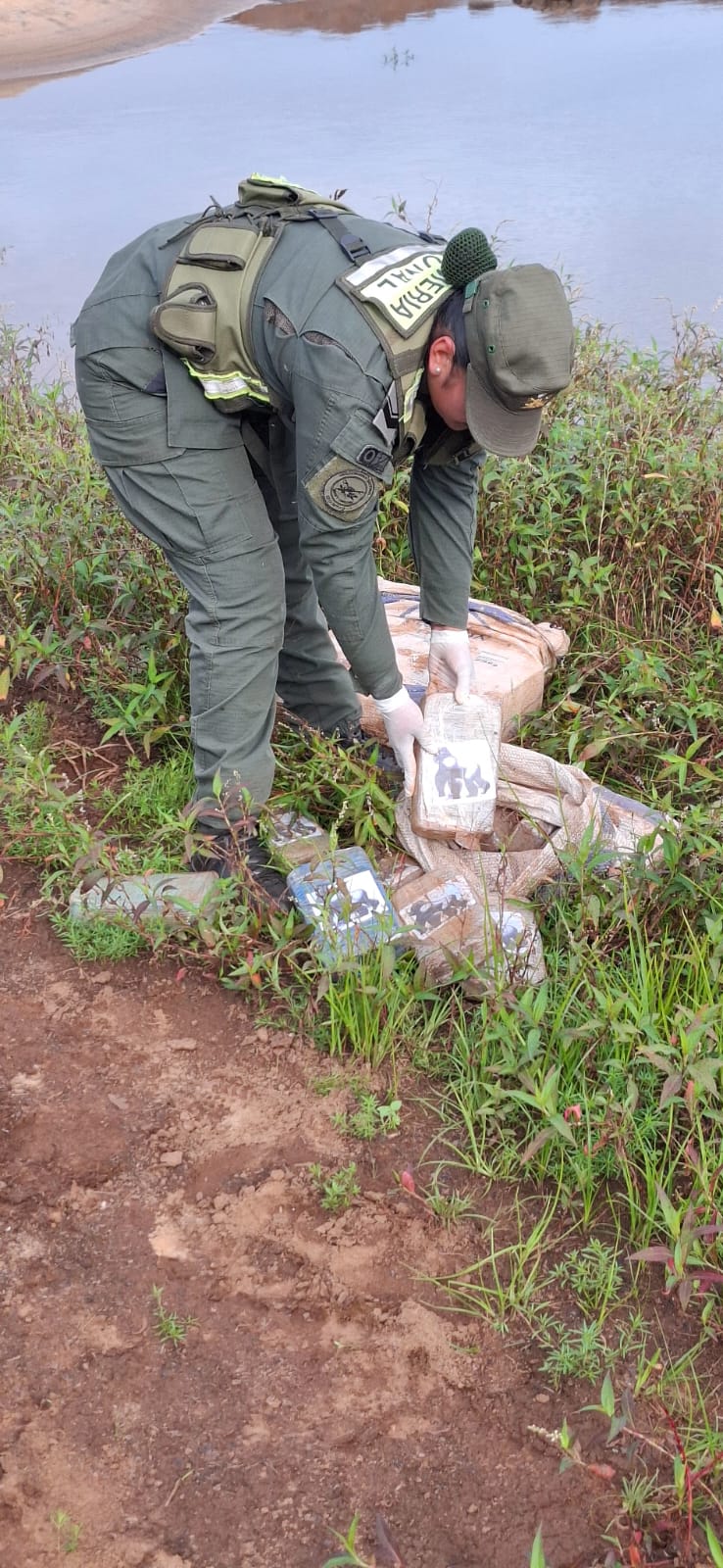 Hallan marihuana abandonada en la costa del arroyo Aguaray Guazú imagen-4