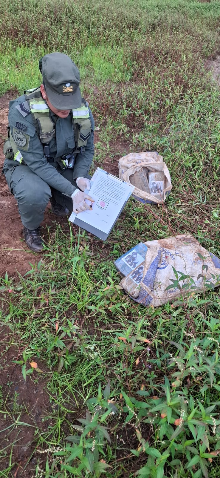 Hallan marihuana abandonada en la costa del arroyo Aguaray Guazú imagen-6