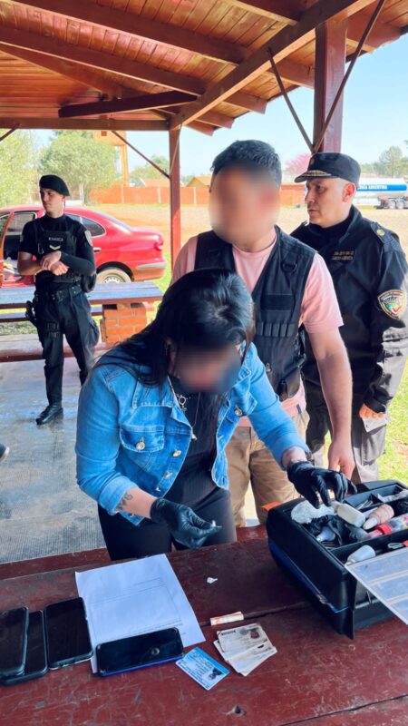 Fallido delivery: atrapan a un presunto dealer de cocaína y a sus compradores en plena transacción imagen-1