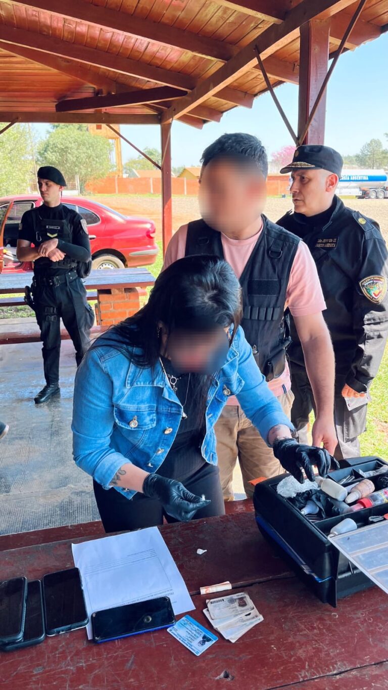 Fallido delivery: atrapan a un presunto dealer de cocaína y a sus compradores en plena transacción Fallido delivery: atrapan a un presunto dealer de cocaína y a sus compradores en plena transacción imagen-36