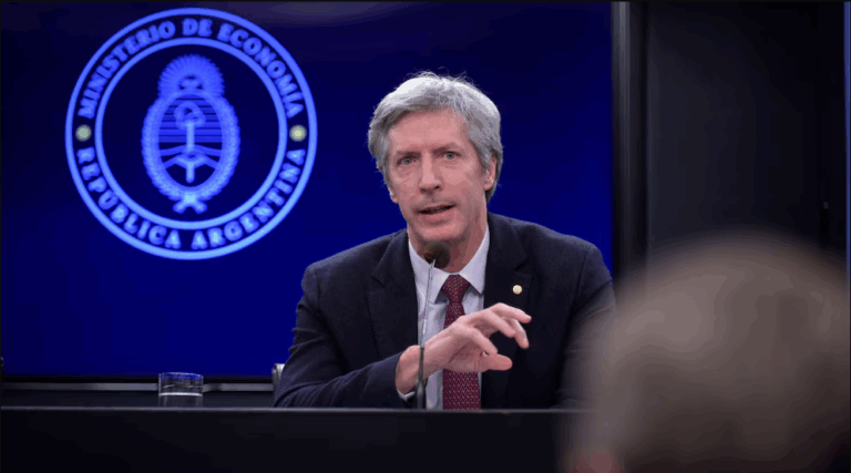 El FMI advirtió que el Banco Central usó en julio al menos USD 3.000 millones en futuros para frenar el salto del dólar imagen-5