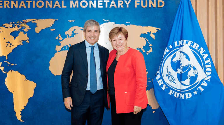 El Gobierno espera este lunes el segundo desembolso del FMI por USD 2.000 millones imagen-2