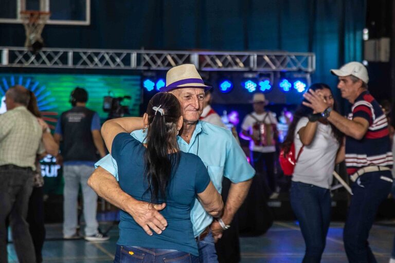 “De Misiones al Mercosur” celebra 40 años difundiendo el chamamé y la cultura regional “De Misiones al Mercosur” celebra 40 años difundiendo el chamamé y la cultura regional imagen-35