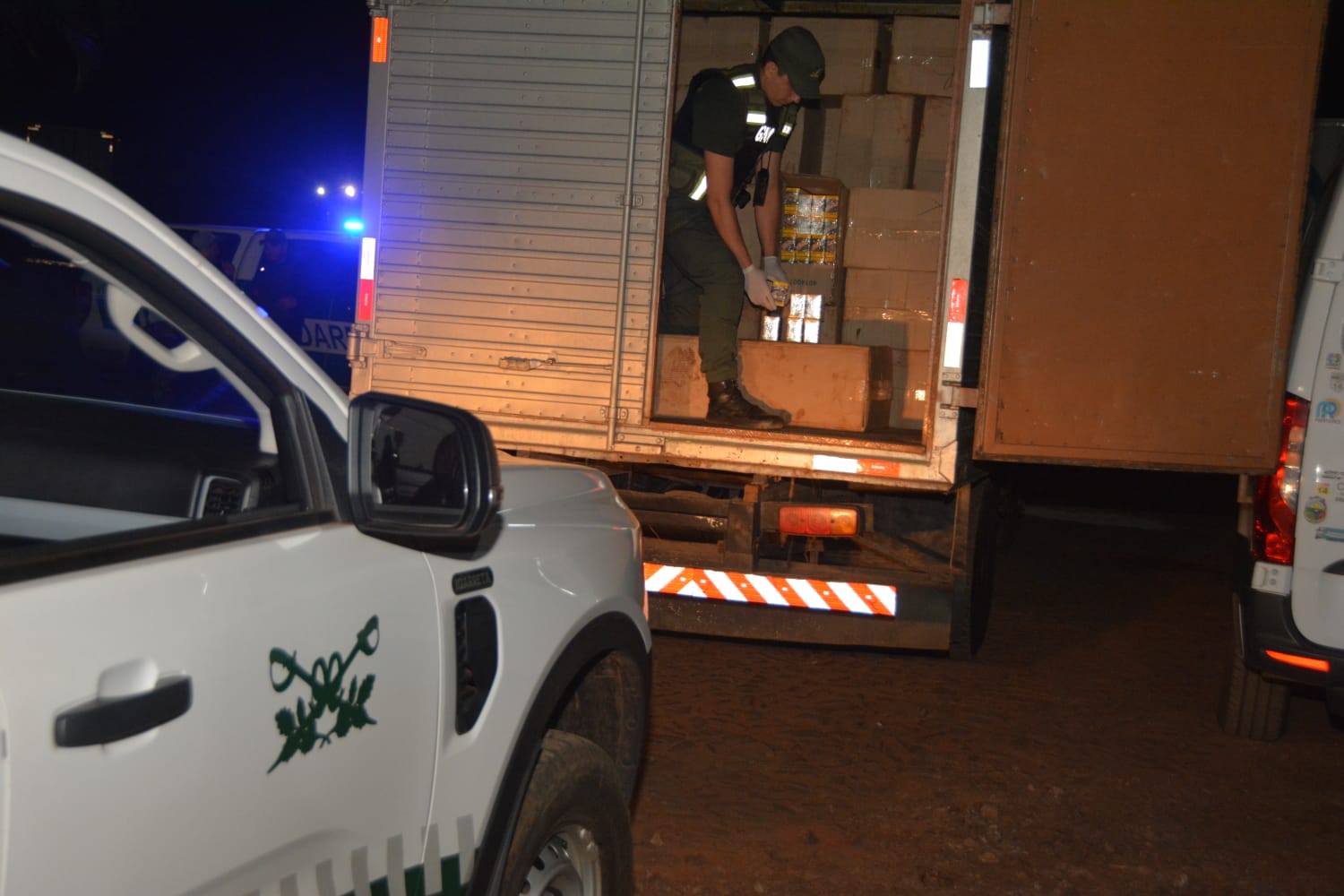 Gendarmería secuestró más de 60 mil paquetes de cigarrillos de origen extranjero en operativo sobre la Ruta Nacional 12 5 Gendarmería secuestró más de 60 mil paquetes de cigarrillos de origen extranjero en operativo sobre la Ruta Nacional 12 imagen-4