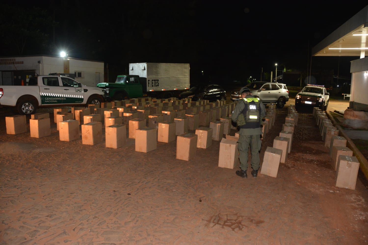 Gendarmería secuestró más de 60 mil paquetes de cigarrillos de origen extranjero en operativo sobre la Ruta Nacional 12 3 Gendarmería secuestró más de 60 mil paquetes de cigarrillos de origen extranjero en operativo sobre la Ruta Nacional 12 imagen-2