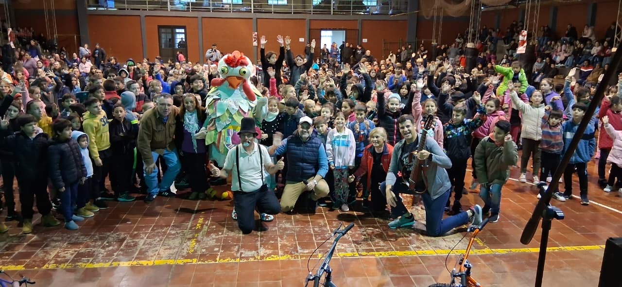 Gurises Felices continúa su maratónica visita por Misiones llevando diversión, regalos y shows a chicos de distintas localidades imagen-14