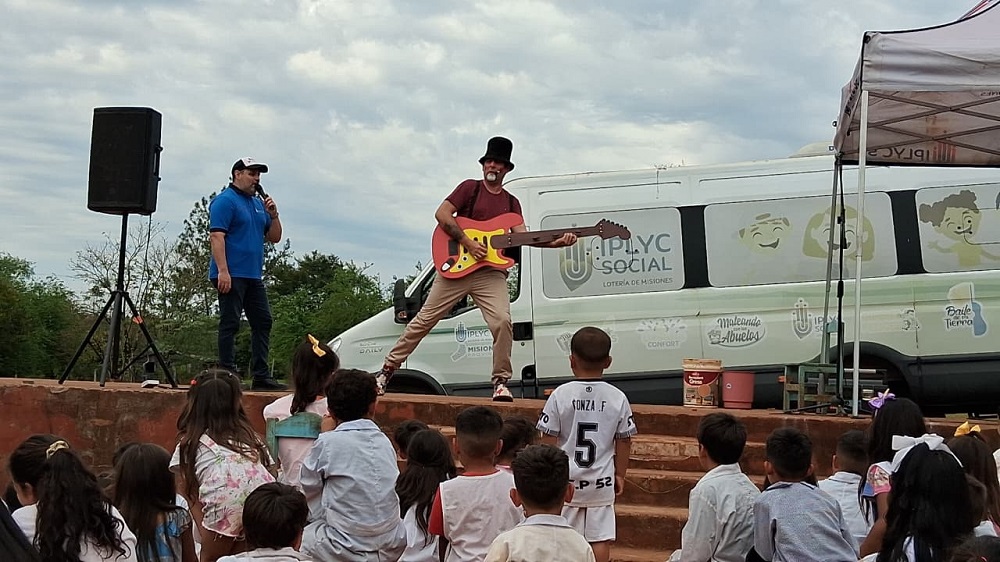 Gurises Felices continúa su maratónica visita por Misiones llevando diversión, regalos y shows a chicos de distintas localidades imagen-6