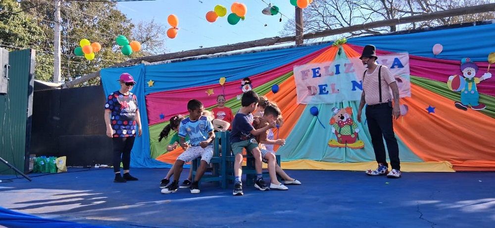 Gurises Felices continúa su maratónica visita por Misiones llevando diversión, regalos y shows a chicos de distintas localidades imagen-8