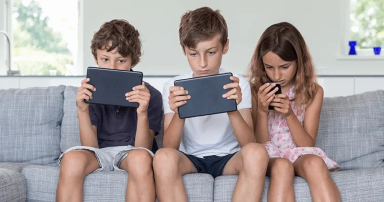 Expertos definen cuánto tiempo deben pasar los niños frente a celulares, tablets y otros dispositivos Expertos definen cuánto tiempo deben pasar los niños frente a celulares, tablets y otros dispositivos imagen-43