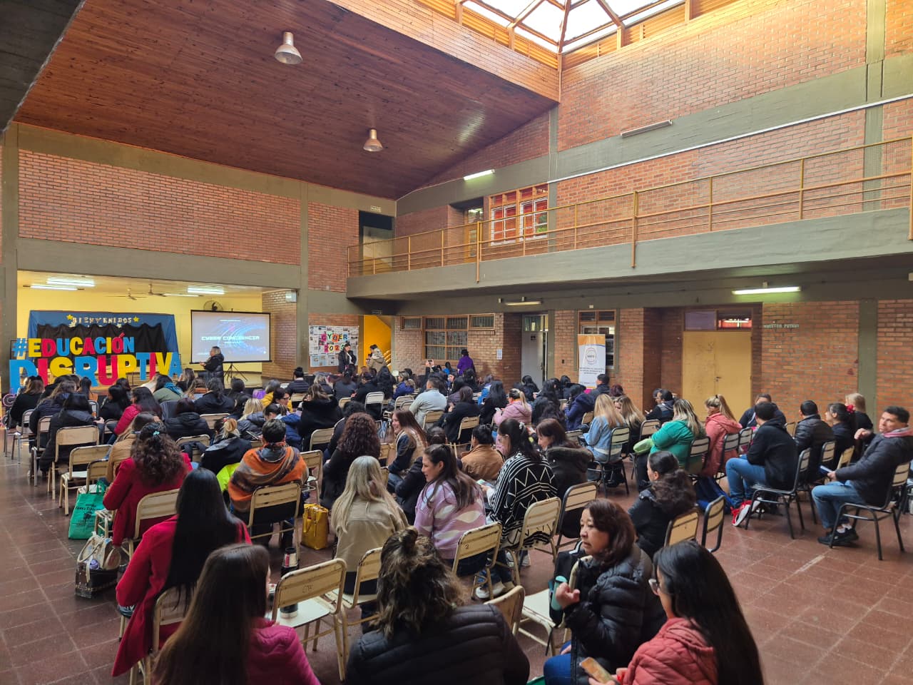 Capacitan a docentes, padres y personal penitenciario para abordar la problemática del juego de apuestas en adolescentes imagen-2