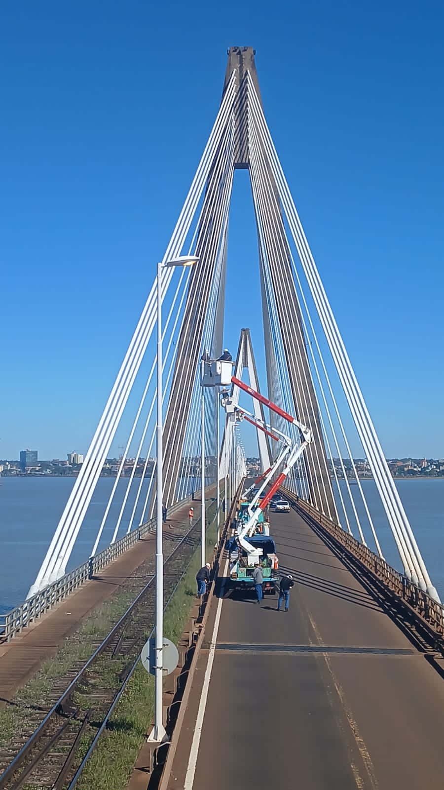 Tránsito restringido sobre el puente San Roque González de Santa Cruz por tareas de recambio de luminarias imagen-6