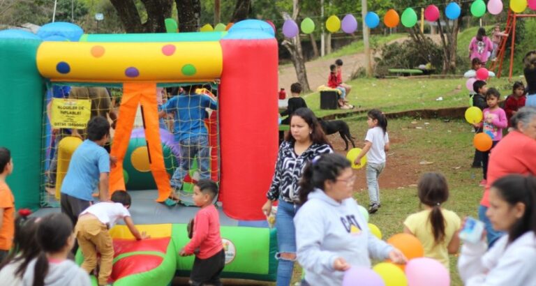 Vecinos y comisiones vecinales celebraron el Mes de la Niñez en distintos barrios de Oberá Vecinos y comisiones vecinales celebraron el Mes de la Niñez en distintos barrios de Oberá imagen-2