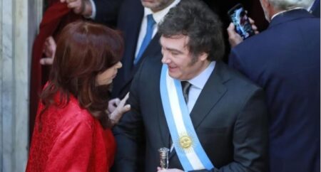 CFK cruzó a Milei por los anuncios en la cadena nacional: “Te van a sacar con un chaleco de fuerza” imagen-4
