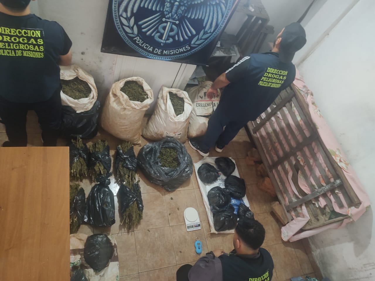 Allanamiento en Posadas: secuestraron casi 60 kilos de marihuana en un inquilinato 3 Allanamiento en Posadas: secuestraron casi 60 kilos de marihuana en un inquilinato imagen-2