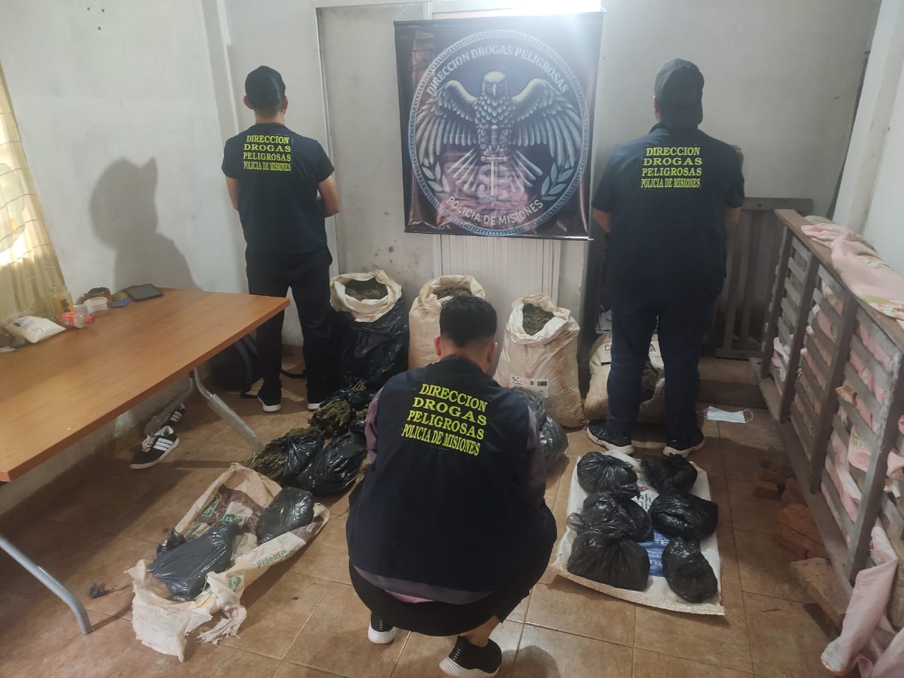 Allanamiento en Posadas: secuestraron casi 60 kilos de marihuana en un inquilinato 5 Allanamiento en Posadas: secuestraron casi 60 kilos de marihuana en un inquilinato imagen-4