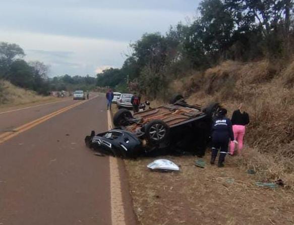Un automóvil despistó y volcó en la ruta 101, dos lesionados Un automóvil despistó y volcó en la ruta 101, dos lesionados imagen-1