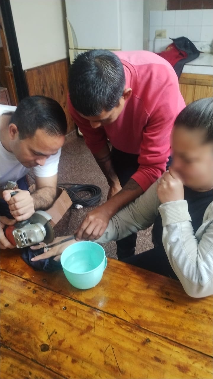 Triple intervención de bomberos: Una mujer asistida por un anillo atascado, un perro atrapado en un caño y un gato rescatado de un poste 3 Triple intervención de bomberos: Una mujer asistida por un anillo atascado, un perro atrapado en un caño y un gato rescatado de un poste imagen-2