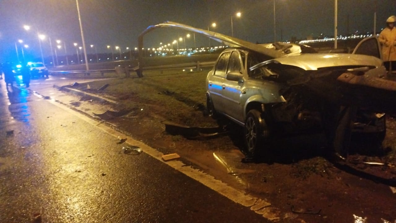 Murió un automovilista tras perder el control del rodado y despistar en la rotonda del Acceso Sur de Posadas Murió un automovilista tras perder el control del rodado y despistar en la rotonda del Acceso Sur de Posadas imagen-1