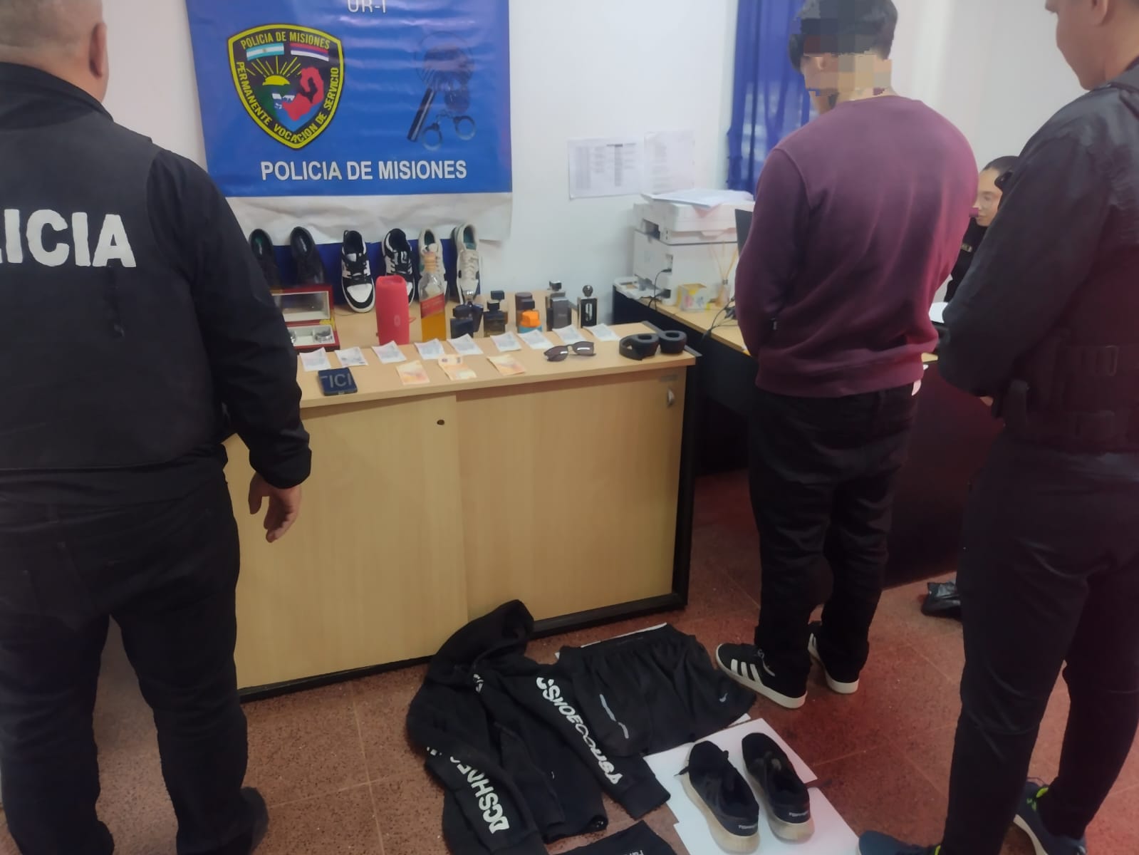 Capturaron a un delincuente con perfumes importados, relojes de lujo, whisky y dinero robados en Itaembé Guazú Capturaron a un delincuente con perfumes importados, relojes de lujo, whisky y dinero robados en Itaembé Guazú imagen-1