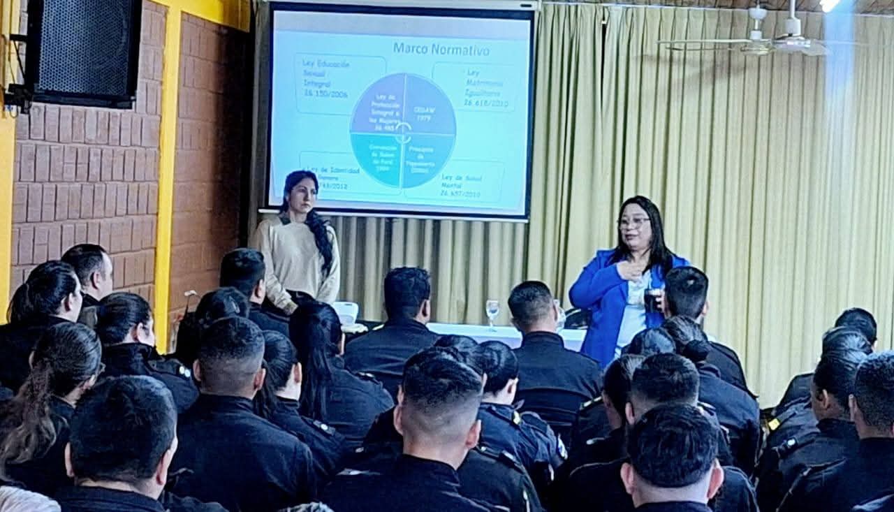 Capacitaron a efectivos policiales de Jardín América en prevención y abordaje integral de las violencias Capacitaron a efectivos policiales de Jardín América en prevención y abordaje integral de las violencias imagen-1