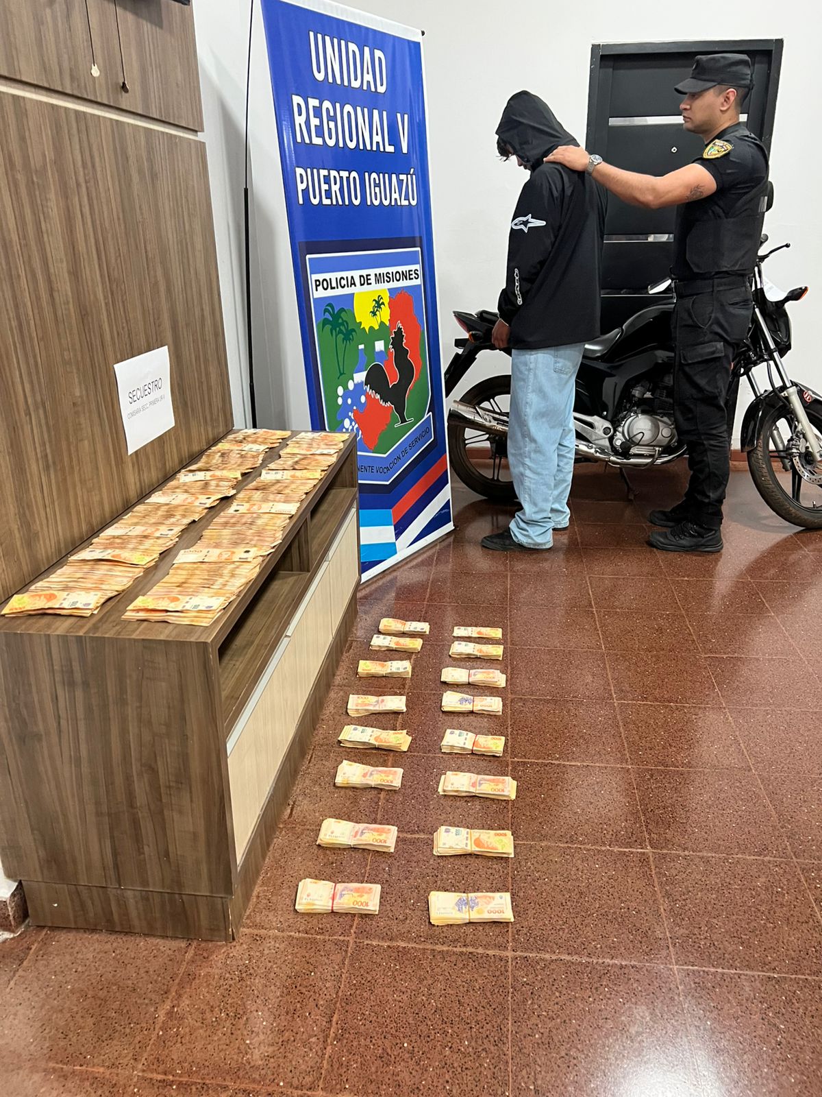 Aprehendieron a un asaltante que robó millones y se compró una moto con el botín: la Policía recuperó el dinero Aprehendieron a un asaltante que robó millones y se compró una moto con el botín: la Policía recuperó el dinero imagen-1