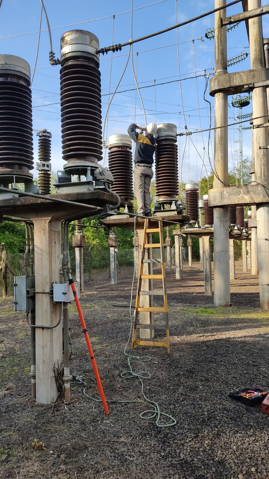Mantenimiento en línea de 132kV desde la Estación Transformadora Wanda hasta la Estación Transformadora San Lucas de Puerto Iguazú 3 Mantenimiento en línea de 132kV desde la Estación Transformadora Wanda hasta la Estación Transformadora San Lucas de Puerto Iguazú imagen-2