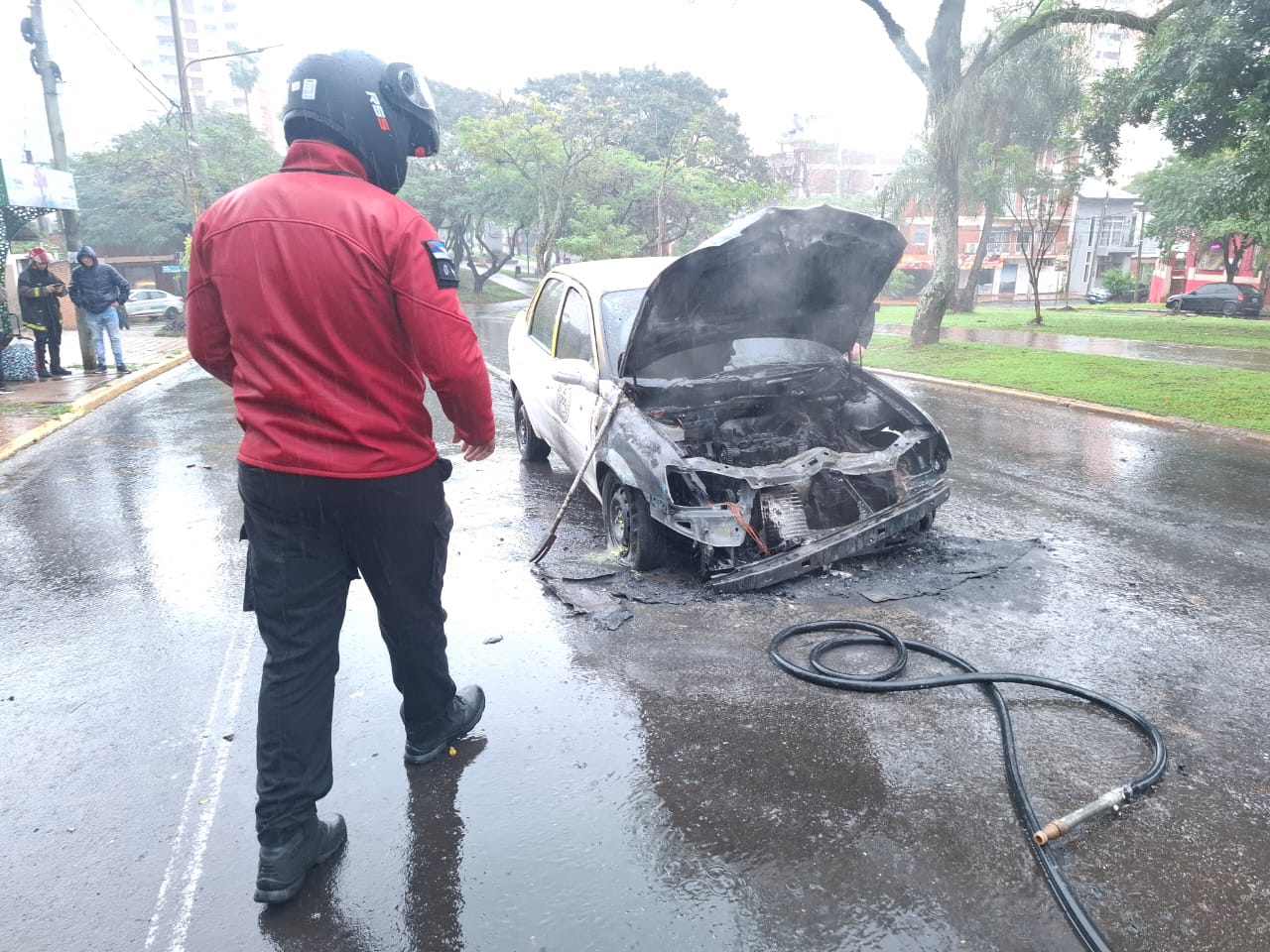 Bomberos sofocaron un incendio vehicular en pleno centro de Posadas Bomberos sofocaron un incendio vehicular en pleno centro de Posadas imagen-1