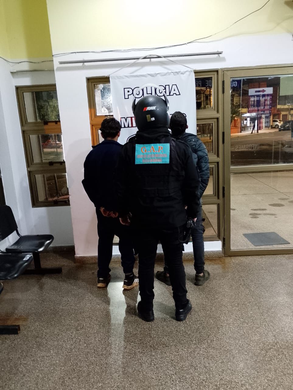 Detenidos en tiempo real: las cámaras del 911 captaron a cuatro hombres involucrados en robos y disturbios en Posadas 5 Detenidos en tiempo real: las cámaras del 911 captaron a cuatro hombres involucrados en robos y disturbios en Posadas imagen-4