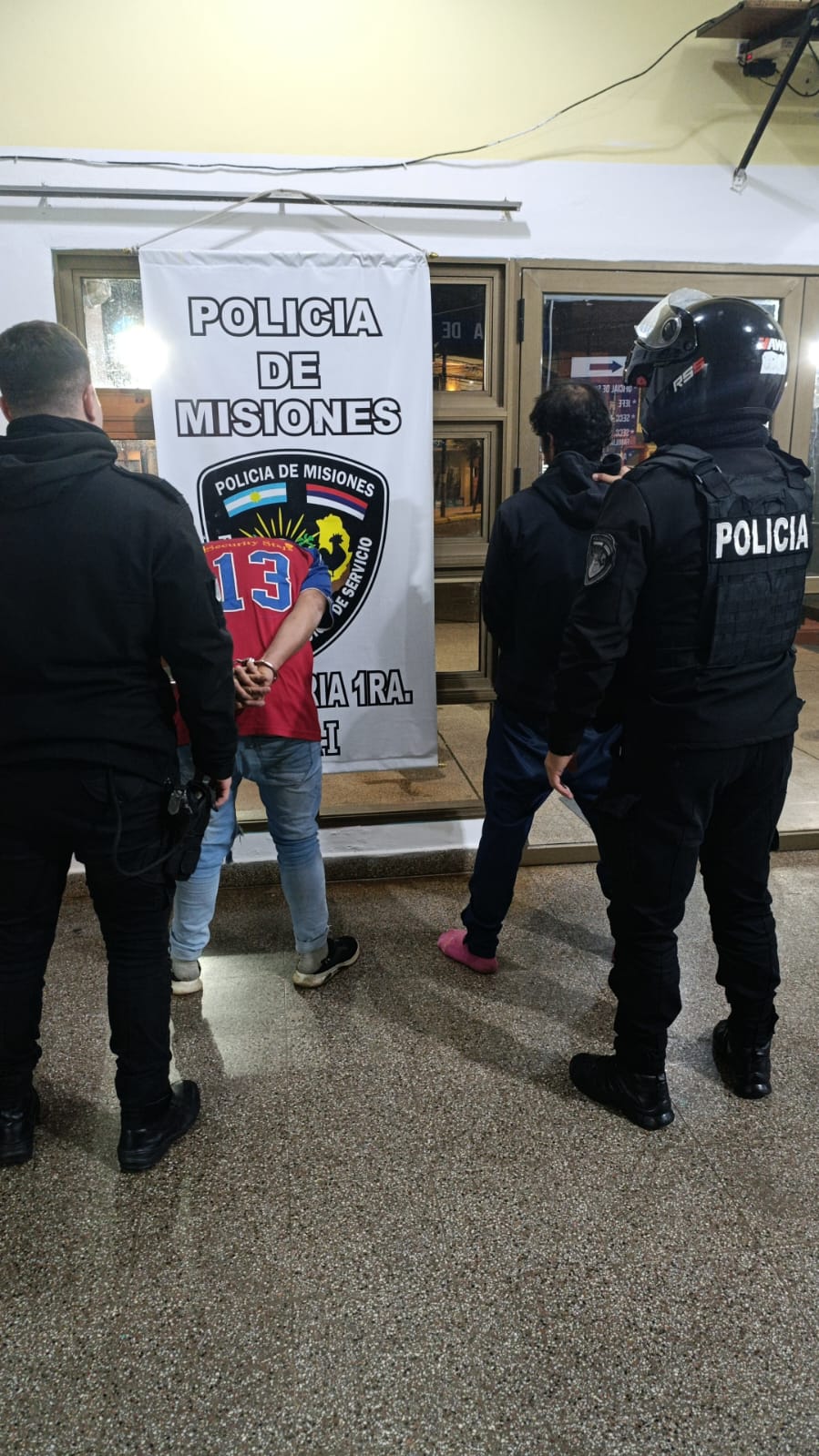 Detenidos en tiempo real: las cámaras del 911 captaron a cuatro hombres involucrados en robos y disturbios en Posadas 7 Detenidos en tiempo real: las cámaras del 911 captaron a cuatro hombres involucrados en robos y disturbios en Posadas imagen-6