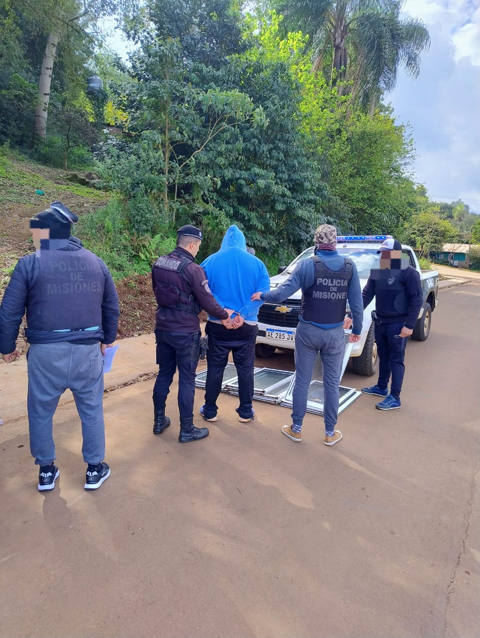 Robó ventanas de una iglesia y las puso a la venta en redes: cayó tras operativo encubierto 3 Robó ventanas de una iglesia y las puso a la venta en redes: cayó tras operativo encubierto imagen-2