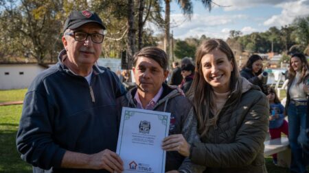 "Creemos en un proyecto social misionerista que defiende lo nuestro, lo misionero, antes que cualquier otra cosa”, dijo Passalacqua en entrega de títulos de propiedad en San Antonio y Andresito imagen-1