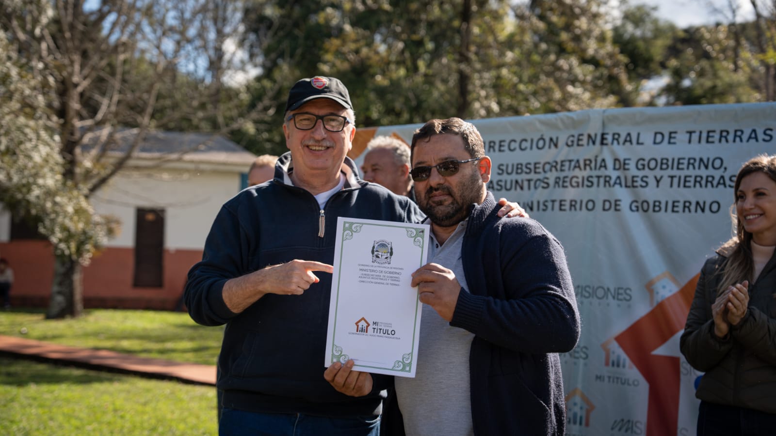 "Creemos en un proyecto social misionerista que defiende lo nuestro, lo misionero, antes que cualquier otra cosa”, dijo Passalacqua en entrega de títulos de propiedad en San Antonio y Andresito 11 "Creemos en un proyecto social misionerista que defiende lo nuestro, lo misionero, antes que cualquier otra cosa”, dijo Passalacqua en entrega de títulos de propiedad en San Antonio y Andresito imagen-10