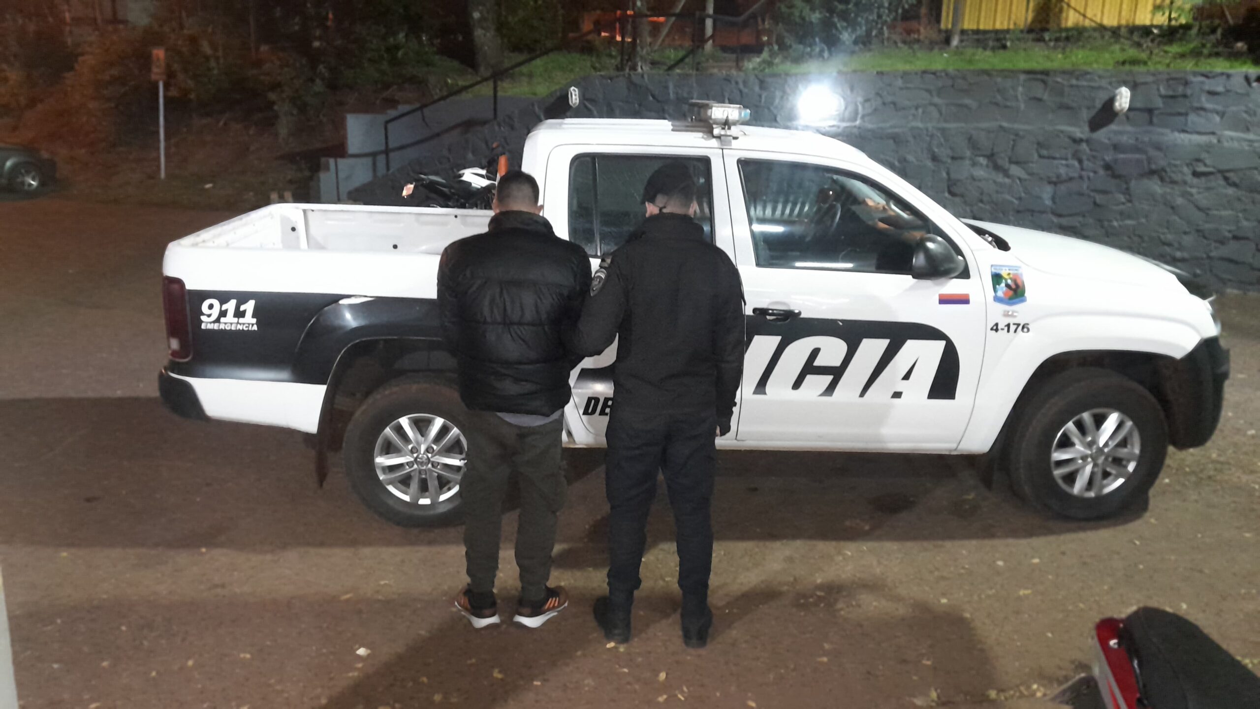 Alem: tenía pedido de captura por hurto y lo arrestaron con droga en un boliche Alem: tenía pedido de captura por hurto y lo arrestaron con droga en un boliche imagen-1