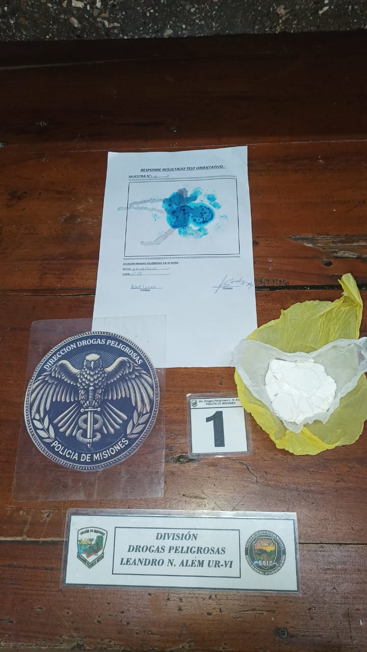 Alem: tenía pedido de captura por hurto y lo arrestaron con droga en un boliche 5 Alem: tenía pedido de captura por hurto y lo arrestaron con droga en un boliche imagen-4