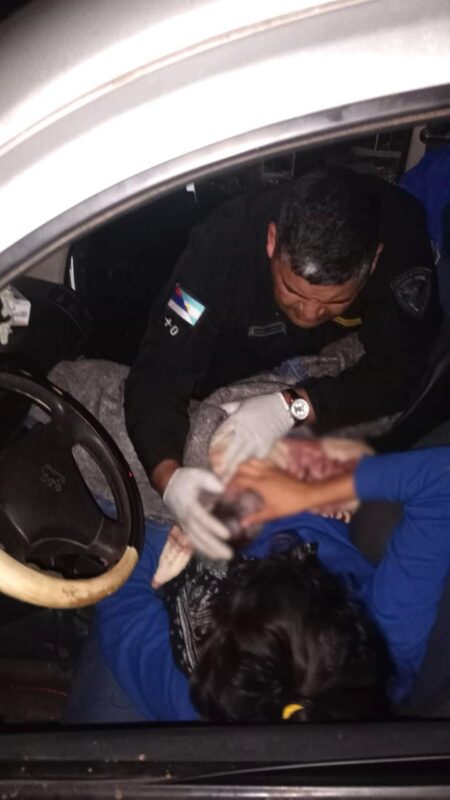 Policías realizaron un parto de emergencia en la ruta a la madrugada imagen-3