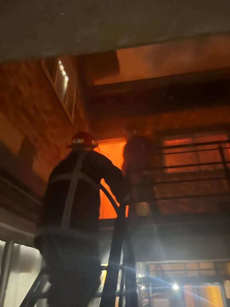 Bomberos y policías controlaron un incendio en Oberá y evitaron heridos imagen-45