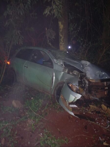 Despiste de automóvil en Puerto Esperanza dejó un joven hospitalizado imagen-8