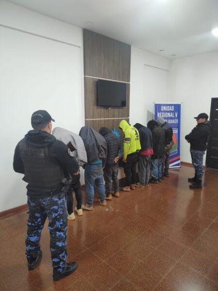 Capturaron a 7 integrantes de una banda narco que operaba desde el monte, incautaron droga y objetos robados Capturaron a 7 integrantes de una banda narco que operaba desde el monte, incautaron droga y objetos robados imagen-3